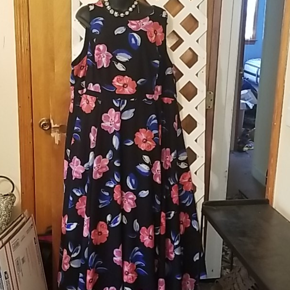 Torrid Ladies Beautiful Dress Size 24 EC